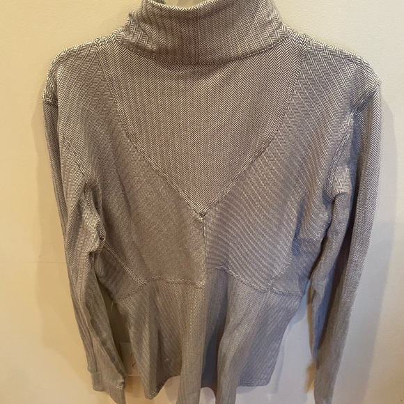 Lululemon ghost herringbone waiter zip size 10. No flaws. - Picture 2 of 3